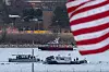 Havarikommisjonen NTSB har hentet opp de svarte boksene fra passasjerflyet som styrtet i Potomac-elven etter å ha kollidert med et militærhelikopter onsdag kveld.