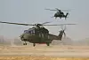 NH 90 i forgrunnen og et Apache-helikopter i bakgrunnen.