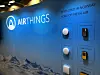 Airthings. 'Developed in Norway. Home of fresh air...' Når du vinker til sensoren får du enten rødt eller grønt lys for luften du puster. Og du følger selvsagt med på en app på telefonen.