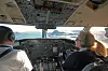 I tillegg er kortbaneoperasjonene blitt tryggere blant annet takket være nyvinninger som GLS/presisjonsinnflyging, sikkerhetssoner, lyssystemer og to ekstra dager simulatortrening årlig for alle widerøeflygere. På tur sørover fra Brønnøysund med Torghatten forut.