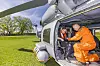Bjørn Arild Gram (t.v.) i det danske helikopteret. Et av besetningsmedlemmene hjelper ham med å bli fastspent. Foto: Arash A. Nejad