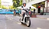 Byrådsleder Raymond Johansen viste seg fram for pressen som elscootersjåfør. Foto: Per Helge Seglsten