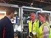 Ola og Frida på besøk hos Raufoss Technology, som har automatisert og robotisert produksjonen. Dermed kunne de flytte hjulopphengsproduksjon fra Kina til Gjøvik.