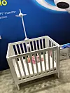 Motorola har et stort produktspekter - bare for baby-segmentet. Her er den ultimate spedbarnsovervåkeren Halo. Video rett ovenfra. varsler om litt av hvert. Infrarødt i nattemørket. Trusselen er at du selv blir liggende våken for å følge med... Halo spiller også nattasanger og kan lese eventyr for den minste.