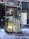 Algene spiser CO2 fra røykgass, uten å ta opp i seg tungmetaller eller skadelige stoffer fra røykgassen. Det må enorme algetanker til for å rense de årlige 300.000 tonn CO2-utslippene. Foreløpig er det kun småskalaforsøk ved Finnfjord smelteverk.
