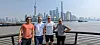 Delegasjonen fra Solcellespesialisten i Shanghai. Fra venstre, Ulrik Rør, Carl Christian Strømberg, Anders Rør og Simen Johan Willgohs. Oriental Pearl Tower i bakgrunnen. Foto: Solcellespesialisten