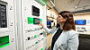 Vladislava Furtula er direktør i Schneider Electric Norge og ekspert innen elektrisk distribusjon. Mage av komponentene som er montert i smarte tavler som den i bildet er nettilkoblet og – danner grunnlaget for å energieffektivisere.