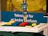 Denne roboten trenes til å skjønne talekommandoer og handle på bakgrunn av dem. Her øver den ved å bygge lego. Foto: Sintef Manufacturing