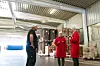Verksmester Kjetil Roulund, daglig leder Astrid Lier Rømuld og Bjørn Henrik Christoffersen i Glava, inspiserer farbrikken i forkant av etterisolering av taket. Foto: TUM Studio