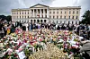 Blomsterhavet har vokst for hver dag som har gått siden dødsfallet. Foto: Eirik Helland Urke