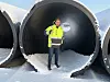 Enorme rør: Rørdimensjonen for inntaket måler hele 2,5 meter i diameter, her illustrert av direktør Martin Rasmussen.