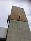 Inne i VossVinds bygning er vindtunnelen som gir deg følelsen av å hoppe i fallskjerm. Langveggen utenpå brukes til rappelering.