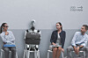 En illustrasjon av skepsis blant jobbsøkere som må konkurrere med en KI-robot. Artikkelforfatteren mener 90 prosent av de administrative oppgavene innen helse og omsorg kan automatiseres.