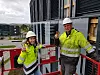 Ana Chagas fra FUSen og Frank Abelsen i Sviland Transport er fornøyd med resultatet. 1000 kvadratmeter med fasade har fått bygningsintegrerte solceller. Foto: FUSen