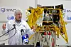 SpaceIL leder prosjektet, men statlige Israeli Aerospace Industries (IAI) er også en sentral bidragsyter. Her viser romdirektør Opher Doron fram Beresheet på en pressekonferanse i desember i fjor. Foto: JACK GUEZ