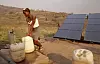 En kvinne henter vann fra en soldrevet vannpumpe i Sør-Afrika. Lokale energiløsninger gir mer for pengene, viser ny rapport. Foto: Morten Rasmussen