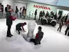 Honda viste frem flere roboter. Her 3E-A18. Roboten med empati og som til og med kan gråte. Med et Formel1 team til å hjelpe seg i 'pitstop' , kommer den igang.