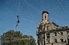 En russisk menneskestyrt drone fanget i et sikkerhetsnett over en vei i byen Druzjkivka i Donetsk, øst i landet. Illustrasjonsfoto: Iryna Rybakova / Ukrainas militære / AP / NTB