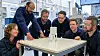 Samling rundt batteriet: Forskerne på Sintef har bygget en prototyp på et nytt batteri som kan få stor betydning for kraftforsyning der det ikke er noen fra før. Som dypt nede på havbunnen.