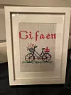 Dette broderiet, laget av eldstedatteren, henger hjemme på veggen til Grethe Moen. Foto: Grethe Moen