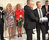 Grethe Moen i bakgrunnen ved overrekkelsen av plan for utvikling og drift av Johan Sverdrup fase 2, på oljemessa ONS i 2018. I forgrunnen er Equinor-sjef Eldar Sætre og daværende oljeminister Terje Søviknes. Foto: Christian Buch Hansen/Petoro