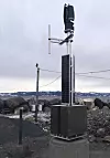 Den nye AIS-prototypen er spesielt designet for arktiske forhold. Med vind- og solcelleenergi som energikilde er den energieffektiv og miljøvennlig, og vil kun ha behov for vedlikehold hver sjette måned. Foto: Kystverket