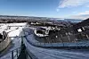 HELLING: Øvre del av tilløpet heller med 36 grader for hopperne. Hellingen avtar til 11 grader på hoppet.