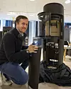 Inne i ovnen ligger «hemmeligheten» – det vil si elektronikken og den trinnløse reguleringen av luft. En sensor på ovnsrøret gir nok informasjon til å styre ovnen med Jøtuls egenuviklede elektromekanikk, programvare og algoritme. Foto: Tore Stensvold
