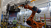 Kuka robot på Mechatronics innovation lab ved Universitetet i Agder, campus Grimstad. Momek driver nå et utviklingsprosjekt sammen med Elkem og Innovasjon Norge for å få denne kjemperoboten til å utføre tappeoperasjoner på smelteverk, slik at betjeningen som før var utsatt for farlig sterk varme, nå kan styre fra et kjølig kontrollrom.