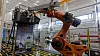 Kuka robot på Mechatronics innovation lab ved Universitetet i Agder, campus Grimstad. Momek driver nå et utviklingsprosjekt sammen med Elkem og Innovasjon Norge for å få denne kjemperoboten til å utføre tappeoperasjoner på smelteverk, slik at betjeningen som før var utsatt for farlig sterk varme, nå kan styre fra et kjølig kontrollrom.