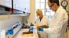 Mila Pelkonen og Cato Wendel i et av laboratoriene til IFE. Evnen til å tolke analyseresultater i et større perspektiv gjør IFE til en viktig rådgiver når NORM truer med å sprenge både fremdriftsplan og budsjett.