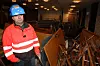 VINDUSLAGER: Lasse Kwetzinsky fra Statsbygg viser et rom i Y-blokka som er brukt til å lagre restene av mer enn 300 vinduer som venter på restaurering. Alle merket og samlet.