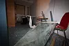VINDUER: Nær sagt over alt kan man finne vinduer som er sprengt ut. Sikkerhetsfilm hindret at farlige glassplinter ble spredt.