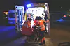 En av de skadede tas med i ambulanse etter togulykken i Sør-Spania søndag. Foto: Francisco J. Olmo / Europa Press via AP / NTB