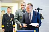 Forsvarsminister Tore Sandvik (f.h), fikk selskap av sjef for Hæren, Lars Lervik og sjef for Sjøforsvaret, Oliver Berdal, under fredagens pressemøte i Forsvarsdepartementet.