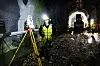Stikningsingeniør Ismail Temiz i Anko måler inn tunnelen. I bakgrunnen tunnelriggen som nå injiserer en sementskjerm rundt profilet. Foto: Eirik Helland Urke