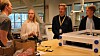 Opplading: Herman Hille, Jørgen Erdal og Jens Kristoffersen fra RePack i prat med Accentures intern Marthe Linnerud.