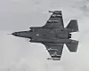 F-35 har i alt 10 våpenstasjoner med kapasitet til å bære 18 000 pund (8 tonn). Seks våpestasjoner på vingene, og fire internt i to våpenrom.