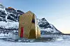 En gylden, geometrisk formet bygning er blitt en attraksjon på Ersfjordstranda. Arkitekt er Tupelo Arkitektur. Foto: Espen Bergersen/Naturgalleriet