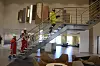 Trappen som går opp fra det åpne, store mingleområdet til TV-stuer og hobbyrom i etasjen over. Foto: Thomas Førde