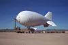 En forankret ballong (aerostat) utviklet av amerikanske Bravura. Slike brukes til områdeovervåkning. Foto: Bravura
