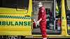 En ambulanseansatt med smittevernutstyr utenfor Ullevål universitetssykehus