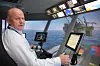 Kontroll: Knut Johan Rønningen demonstrerer en Rolls-Royce-simulator. Den benyttes til produktopplæring. Bilde: Tore Stensvold