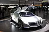 Er dette Mercedes-Benz S-klasse om 15 år? Konseptet F125! har et energitett litium-svovel-batteri (Li-S) på 10 kWh, hydrogentank integrert i chassiset med kapasitet 7,5 kilo hydrogen ved 700 bar, brenselcelle hentet fra B-klasse F-Cell og fire elmotorer hentet fra elbilen SLS AMG E-Cell som yter maksimalt 230 kW effekt.