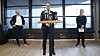 Riksmekler Mats Wilhelm Ruland sier forhandlingene mellom NHO og Lo løsnet først på formiddagen søndag. Her presentere han enigheten sammen med NHO-leder Ole Erik Almlid og LO-leder Peggy Hessen Følsvik på Thon Hotel Opera i Oslo søndag.
