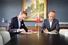 Reder Fridtjof Camillo Eitzen og verftseier Ni Zhimin signerer kontrakten for bygging av to elektriske containerskip. Foto: Arne Fenstad