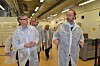 Direktør Morten Brevig og næringsminister Trond Giske på besøk i Nycomed i Elverum. Foto: Rune Hagen