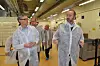 Direktør Morten Brevig og næringsminister Trond Giske på besøk i Nycomed i Elverum. Foto: Rune Hagen