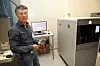 3D-satsing: Daglig leder Bjørn Foss i Jatronic bruker den nye 3D-maskinen til å utvikle ny design på radiokommunikasjon offshore, der Jatronic har sitt hovedmarked. Foto: Tormod Haugstad