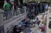 Folk venter utenfor en stengt metrostasjon i Barcelona under mandagens strømbrudd.